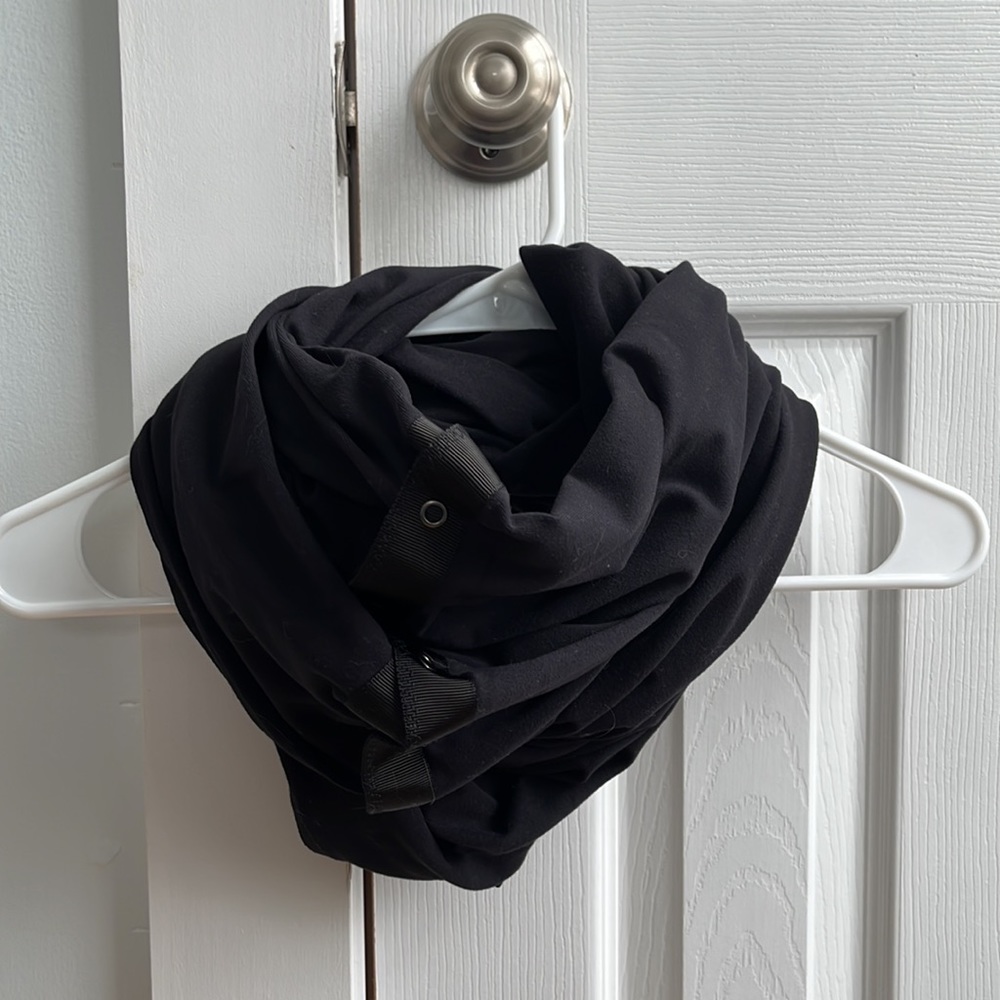 Lululemon customizable snap scarf, black